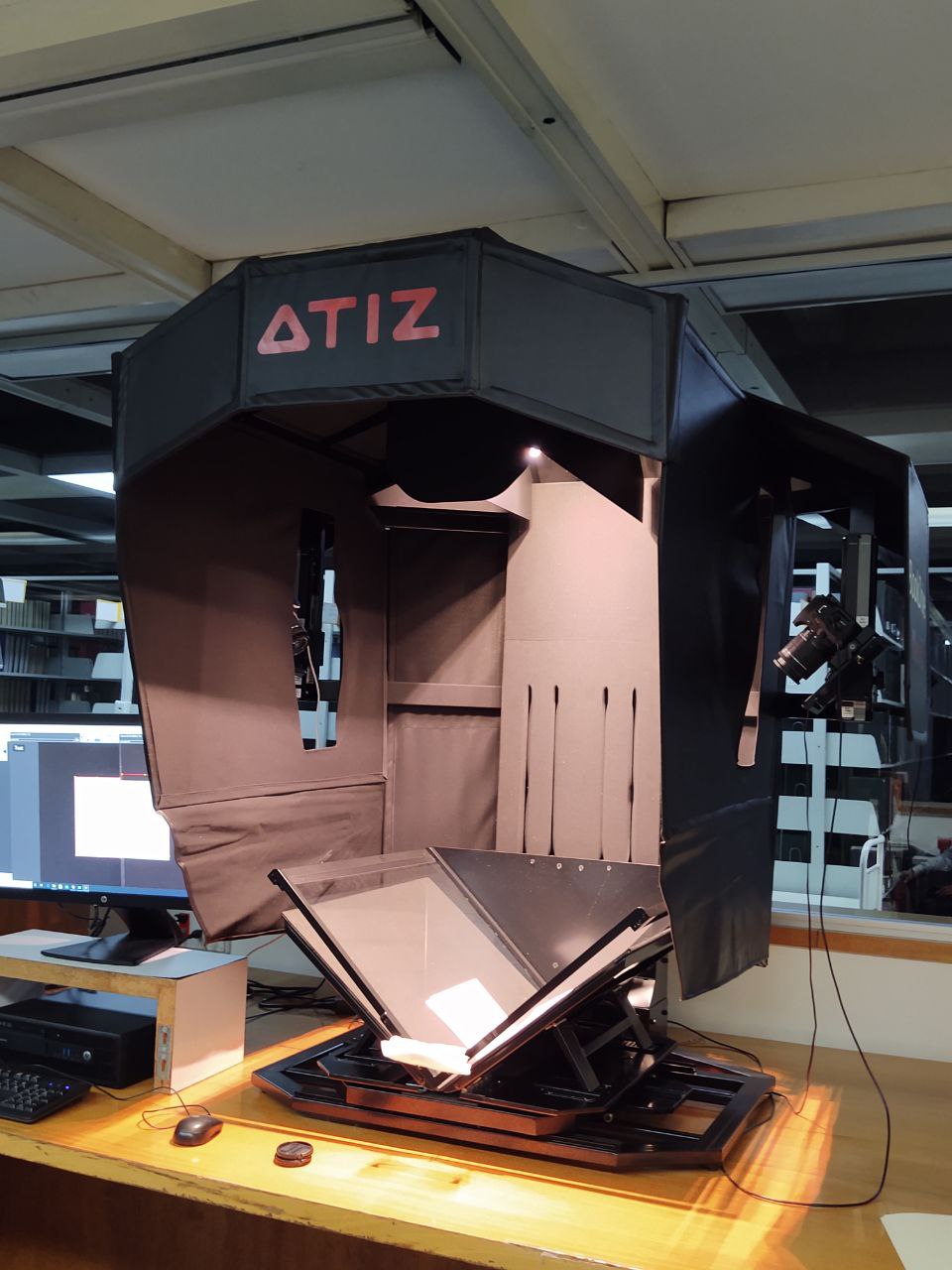 Equipo ATIZ en biblioteca